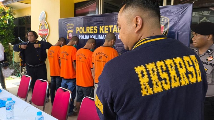 Bapak dan anak spesialis pencurian kendaraan bermotor (curanmor) di Kabupaten Ketapang, Kalimantan Barat, ditangkap polisi. Mereka warga Kelurahan Sampit berinisial AY (37) dan GS (18) sudah mencuri 11 sepeda motor.