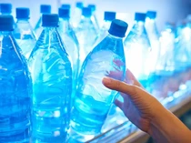 Baru Sehari Jadi Pramugari, Wanita Ini Dipecat Gegara Ambil Air Mineral!