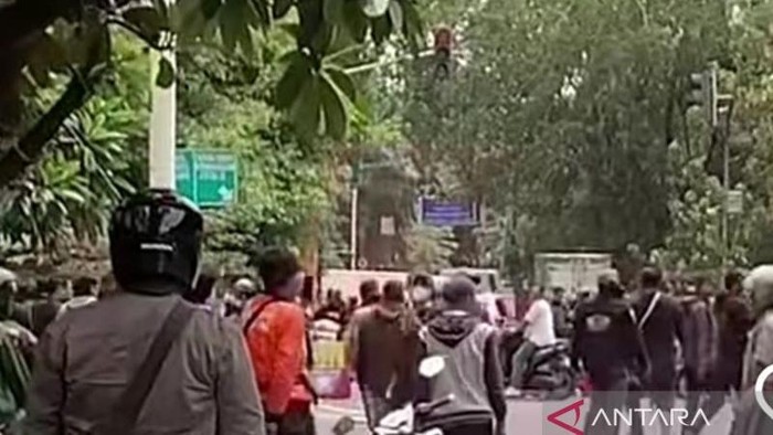 Bentrokan antara ormas dengan debt collector terjadi di Jalan Outer Ring Road, Cengkareng. Kedua belah pihak saling lempar batu dan benda lain. (ANTARA/Risky Syukur)