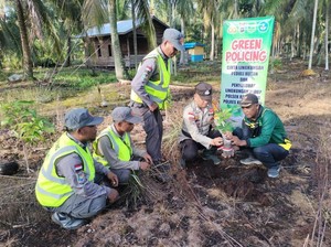 Sinergi Bhabin dan Linmas di Meranti Tanam Pohon Dukung Green Policing