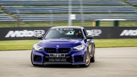 BMW M2 CS tampil dengan warna Velvet Blue Metallic yang elegan siap dibawa pulang oleh Marc Marquez. Dia memuncaki klasemen BMW M Award dengan perolehan 351 poin. Foto: Dok. BMW