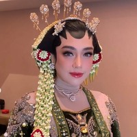 Penampilan Celine Evangelista kembali mencuri perhatian publik. Kali ini, aktris cantik tersebut tampil memesona dalam balutan busana pengantin adat Jawa. Menariknya, meski mengenakan paes dan sanggul khas pengantin Jawa, Celine tetap menutup aurat dengan gaya berhijab yang elegan. Foto: Instagram/@hepidavid