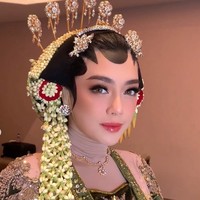 Celine tampil dengan riasan paes khas pengantin Jawa yang dibuat rapi di dahi Meski identik dengan tampilan pengantin tradisional, makeup-nya terlihat modern dengan sentuhan highlighter lembut dan lip gloss berwarna pink natural yang membuat wajahnya tampak segar. Foto: Instagram/@hepidavid