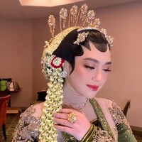 Yang paling menarik, Celine tetap mengenakan hijab tipis berwarna nude yang dililit rapi di leher, menutupi hingga bagian telinganya tanpa mengganggu bentuk paes maupun hiasan kepala. Pilihan warna nude yang senada dengan kulit membuat hijab yang dikenakannya hampir tak terlihat. Foto: Instagram/@hepidavid