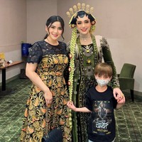 Tatanan rambutnya dipercantik dengan sanggul berhias ronce melati panjang yang disusun rapat dan tebal. Sementara tusuk konde berhiaskan ornamen keemasan membuat penampilan Celine tampak megah bak pengantin keraton. Foto: Instagram/@marissabrigitta