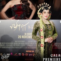 Penampilannya disempurnakan dengan perhiasan bernuansa emas, mulai dari cincin besar bermotif bunga, kalung berlian kecil, hingga giwang berkilau. Aksesori yang dikenakannya itu menambah kesan glamor pada keseluruhan tampilan. Foto: Instagram/@khanza.film