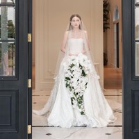 Begini penampilan menawan wanita 33 tahun tersebut sebelum mengucap janji sehidup semati selagi membawa bunga. Foto: Instagram @davikah