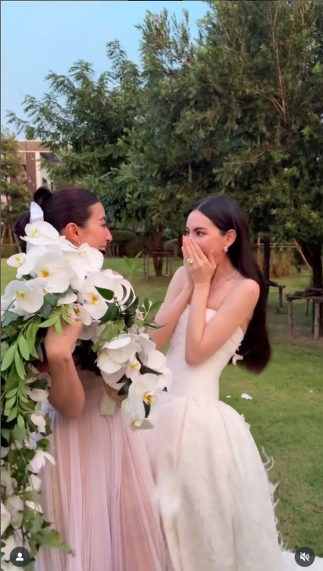 Begini momen bahagia saat Davikah melempar bunga kepada temannya. Mai Davika dan Ter Chantavit sendiri sudah berpacaran sejak 2018. Dua selebriti tersebut disebut pasangan kocak karena akting mereka dalam film. Mereka pertama kali dipertemukan dalam ‘Pee Mak’ di mana Ter menulis skripnya. Foto: Instagram @davikah