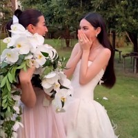 Begini momen bahagia saat Davikah melempar bunga kepada temannya. Mai Davika dan Ter Chantavit sendiri sudah berpacaran sejak 2018. Dua selebriti tersebut disebut pasangan kocak karena akting mereka dalam film. Mereka pertama kali dipertemukan dalam ‘Pee Mak’ di mana Ter menulis skripnya. Foto: Instagram @davikah