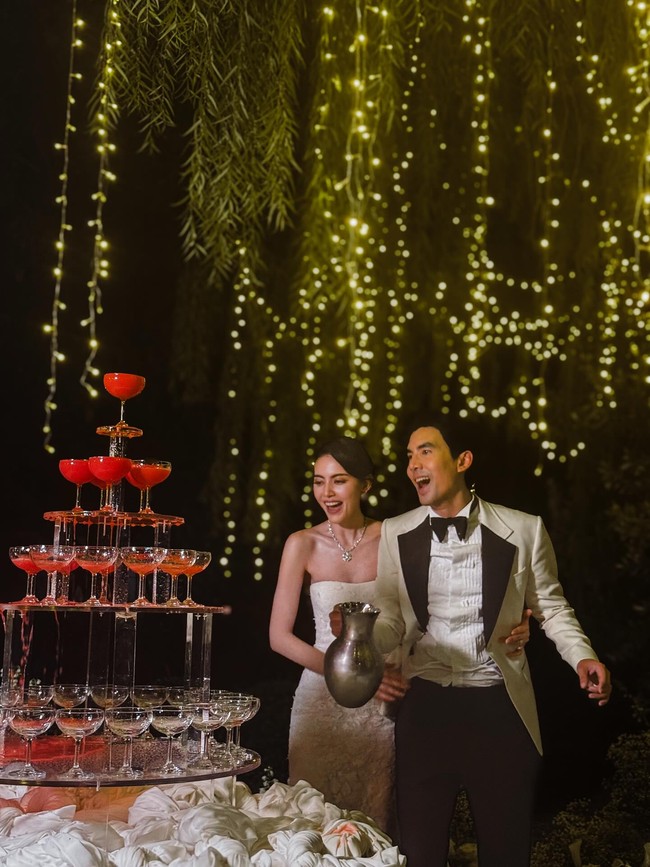 Setelah pemberkatan, pasangan ini mengadakan pesta di malam harinya.Sebelumnya Davika Hoorne dan Ter Chantavit dua kali bermain dalam proyek yang sama yakni drama One 31 dan film Chai Mai Jing Ying Tae pada 2017. Kini mereka mulai merambah sebagai produser dan penulis skrip serial GL (Girls Love), CLAIREBELL. serial Foto: Instagram