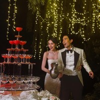 Setelah pemberkatan, pasangan ini mengadakan pesta di malam harinya.Sebelumnya Davika Hoorne dan Ter Chantavit dua kali bermain dalam proyek yang sama yakni drama One 31 dan film Chai Mai Jing Ying Tae pada 2017. Kini mereka mulai merambah sebagai produser dan penulis skrip serial GL (Girls Love), CLAIREBELL. serial Foto: Instagram