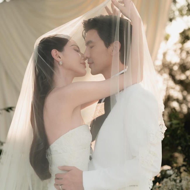 Potret Menawan Artis Thailand Davikah Menikah dengan Gaun Pengantin Gucci