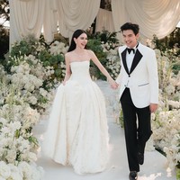 Davika Hoorne atau yang dikenal sebagai Davikah akhirnya resmi dipersunting Ter Chantavit. Pasangan aktor kenamaan Thailand itu melangsungkan pernikahan bak fairy tale yang jadi perhatian penggemar. Foto: Instagram @davikah