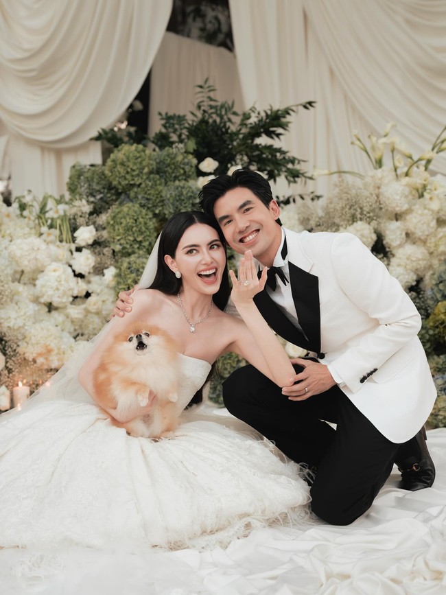 Sebelum menikah, pemain ‘A Useful Ghost’ keturunan Belgia tersebut sempat bikin heboh saat mengumumkan pertunangan mereka dengan mengunggah video kemesraan selagi memamerkan cincin berlian 15 karat di jari manis. Foto: Instagram @davikah