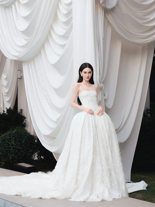 Penampilan cantiknya jadi ratu sehari semakin terasa bak fairy tale dengan gaun keluaran Dior, jenama high end Prancis yang mensponsori dan menjadikannya brand ambassador.  Foto: Instagram @davikah