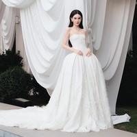 Penampilan cantiknya jadi ratu sehari semakin terasa bak fairy tale dengan gaun keluaran Dior, jenama high end Prancis yang mensponsori dan menjadikannya brand ambassador.  Foto: Instagram @davikah