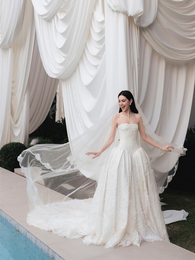 Davikah tampil bak princess mengenakan ballgown strapless beserta veil transparan. Foto: Instagram @davikah