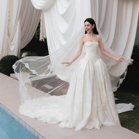 Davikah tampil bak princess mengenakan ballgown strapless beserta veil transparan. Foto: Instagram @davikah