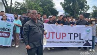 Para massa aksi membawa spanduk dengan bertuliskan “Selamatkan Tanah Batak #TutupTPL”, “Namanya PT Toba Pulp Lestari Kerjaannya Merusak Alam”, hingga “Kami Butuh Kepastian Bukan Kepalsuan”. (Foto: Finta Rahyuni/detikSumut)