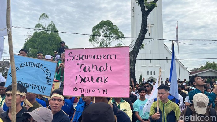 Demo Tutup TPL di depan Kantor Gubsu