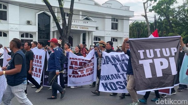 Potret Ribuan Massa Menggelar Aksi Meminta Tutup TPL