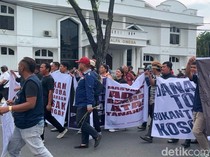 Potret Ribuan Massa Menggelar Aksi Meminta Tutup TPL