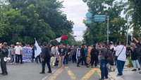 Ribuan massa aksi ini juga menyanyikan yel-yel sepanjang jalan saat long march dari Lapangan Merdeka Medan hingga Kantor Gubernur Sumut.
