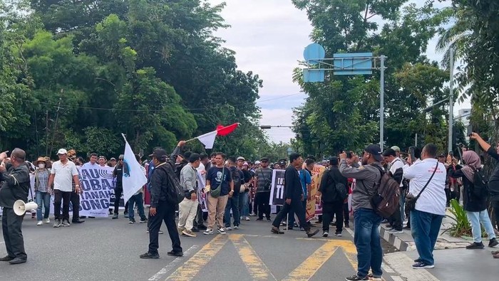 Demo tutup TPL di Kantor Gubernur Sumut