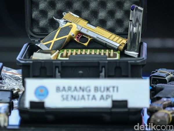 Deretan Senjata Api hingga Pedang Disita dalam Operasi Kampung Narkoba