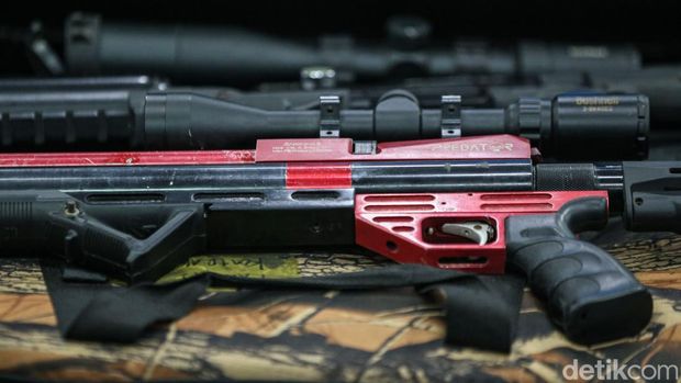 Senjata api ditampilkan saat press conference terkait Pemberantasan dan Pemulihan Kampung Narkotika di Gedung BNN RI, Jakarta, Senin (10/11/2025).