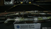 Selain senjata api barang bukti lainnya seperti senjata tajam.