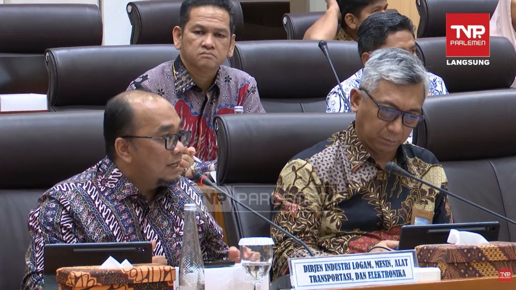 Dirjen Industri Logam, Mesin, Alat Transportasi dan Elektronik (ILMATE) Kemenperin Setia Diarta (kiri) dan Direktur Jenderal Ketahanan Perwilayahan dan Akses Industri Internasional (KPAII) Kemenperin Tri Supondy (kanan) saat dalam Rapat Dengar Pendapat (RDP) dengan Komisi VII DPR RI di di kompleks parlemen, Jakarta, Senin (10/11/2025). (Tangkapan Layar Youtube/TVR Parlemen)