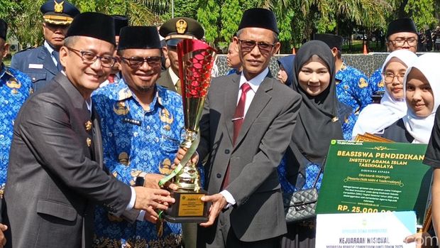 Dua orang Tim Robotik Madrasah Aliyah Negeri (MAN) 4 Tasikmalaya meraih Juara 1 untuk Kategori Karya Inovasi MA (The Most Innovative) pada Grand Final Madrasah Robotik Competition (MRC) 2025.