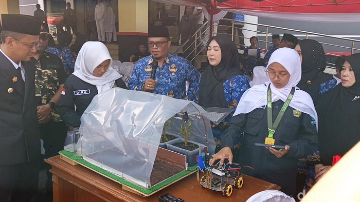 Dua orang Tim Robotik Madrasah Aliyah Negeri (MAN) 4 Tasikmalaya meraih Juara 1 untuk Kategori Karya Inovasi MA (The Most Innovative) pada Grand Final Madrasah Robotik Competition (MRC) 2025.