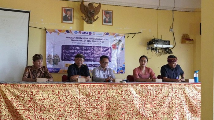 Foto bersama seusai implementasi Program Youth Empowerment dari Undiksha dalam produksi kerajinan bambu di Desa Sidatapa, Kecamatan Banjar, Buleleng. (Istimewa)