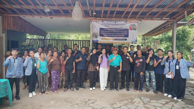 Foto bersama seusai implementasi Program Youth Empowerment dari Undiksha dalam produksi kerajinan bambu di Desa Sidatapa, Kecamatan Banjar, Buleleng. (Istimewa)
