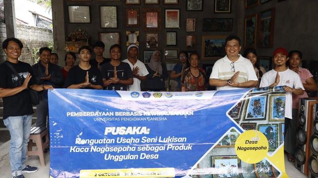 Foto bersama seusai pelaksanaan program peningkatan kapasitas perajin lukisan kaca di salah satu mitra di Desa Nagasepaha, Buleleng. (Istimewa)