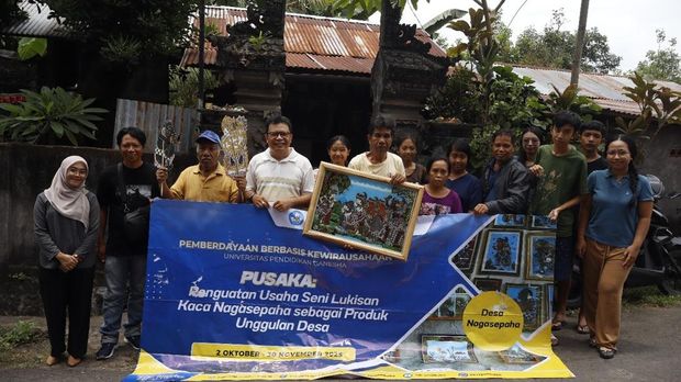 Foto bersama seusai pelaksanaan program peningkatan kapasitas perajin lukisan kaca di salah satu mitra di Desa Nagasepaha, Buleleng. (Istimewa)