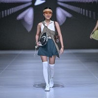 Azizah Salsa ambil bagian di salah satu perhelatan mode terbesar Tanah Air, JFW 2026. Terpilih sebagai muse Erspo, ia berjalan di catwalk peragaan brand olahraga lokal tersebut yang digelar pada hari pertama JFW 2026, Senin (27/10/2025).  Foto: Dok. JFW