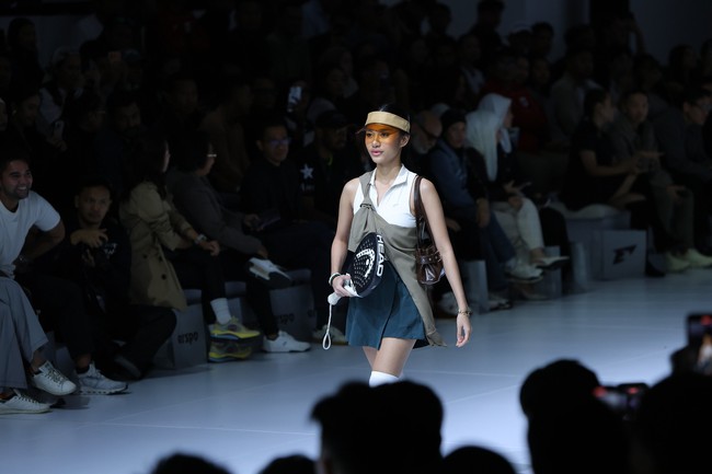 Dalam keterangan resminya, Erspo mengusung tema ‘Aftermath’ yang terdiri dari empat koleksi  yang mempertegas DNA utamanya: Modern Sportswear for Everyday Life. Tema ini merepresentasikan fleksibilitas apparel yang tidak hanya mumpuni untuk digunakan dalam fungsi utamanya yaitu berolahraga, tapi juga cocok untuk dipadupadankan dengan item fashion dan aksesori lainnya. Foto: Dok. JFW