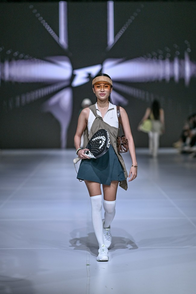 Kemunculan Azizah sebagai model dan muse rupanya menimbulkan reaksi berupa kritik dari publik. Ia disebut tidak cocok menjadi muse dan model Erspo lantaran rumor perselingkuhan dan hubungan asmaranya pasca perceraian. (Foto: Dok. JFW)