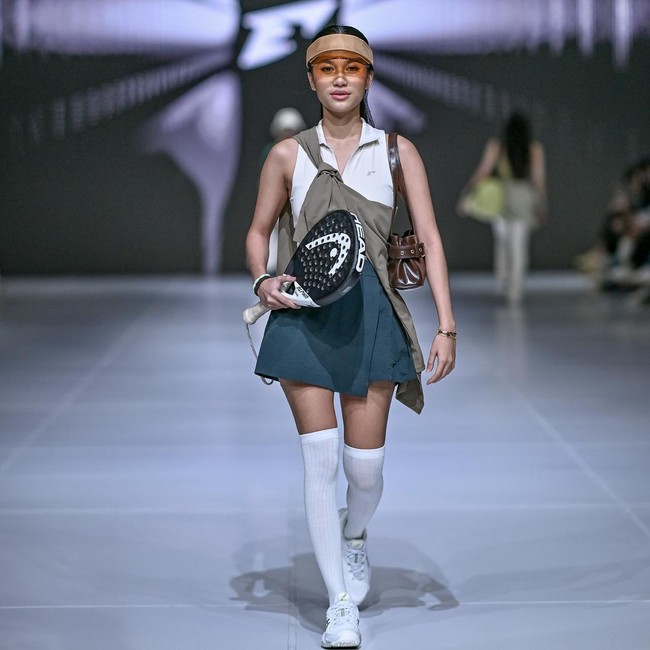 Foto: Gaya Azizah Salsa di Catwalk JFW 2026, Bikin Brand Erspo Minta Maaf