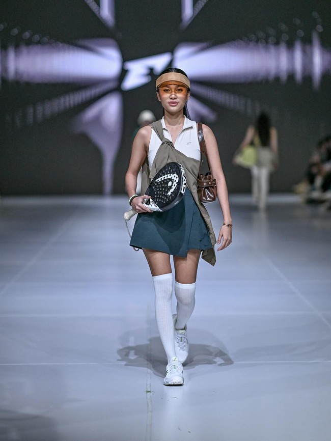 Foto: Gaya Azizah Salsa di Catwalk JFW 2026, Bikin Brand Erspo Minta Maaf
