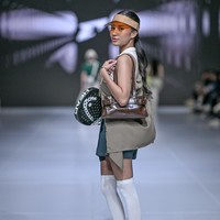 Azizah yang belum lama ini menjadi sorotan karena perceraiannya dari pesepakbola Pratama Arhan muncul dalam balutan busana bergaya sporty.  Foto: Dok. JFW