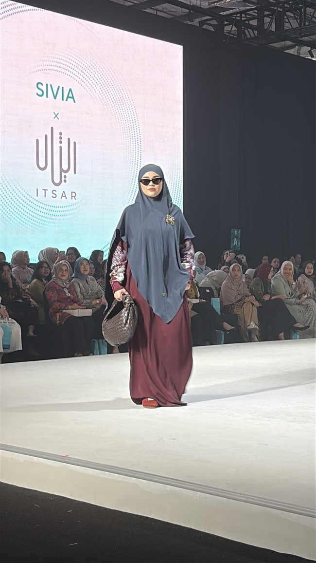 Gaya hijab Sivia Azizah di panggung Jakarta Muslim Fashion Week (JMFW) 2026 di Balai Kartini, Jakarta Selatan.
