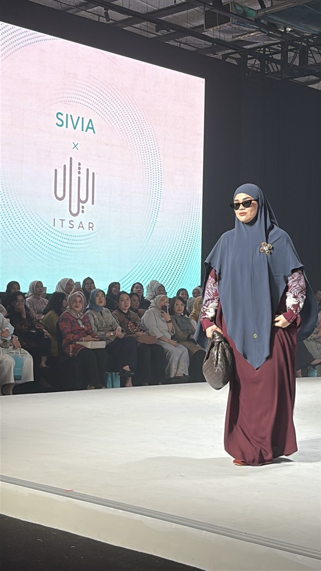 Gaya hijab Sivia Azizah di panggung Jakarta Muslim Fashion Week (JMFW) 2026 di Balai Kartini, Jakarta Selatan.