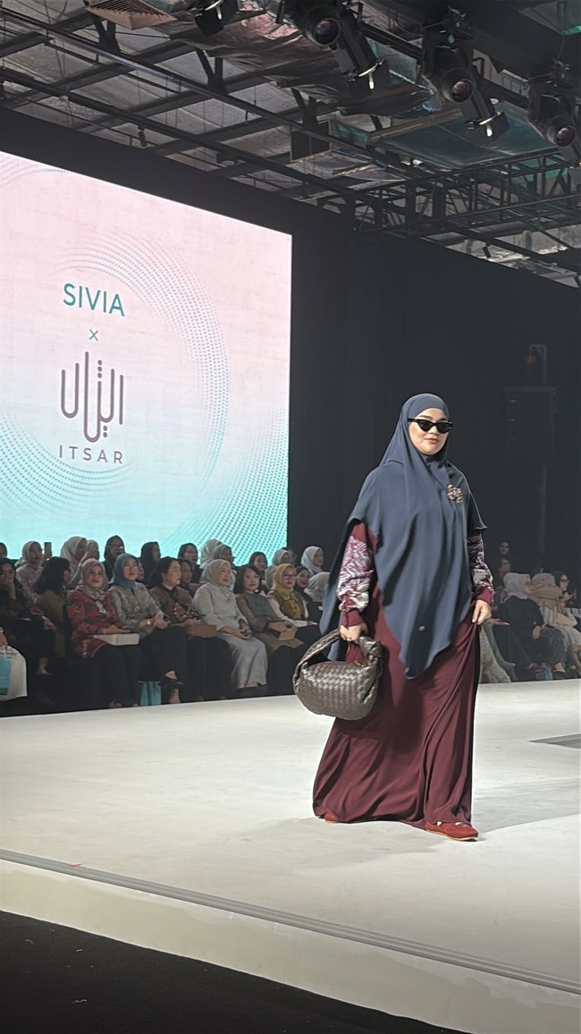 Gaya hijab Sivia Azizah di panggung Jakarta Muslim Fashion Week (JMFW) 2026 di Balai Kartini, Jakarta Selatan.