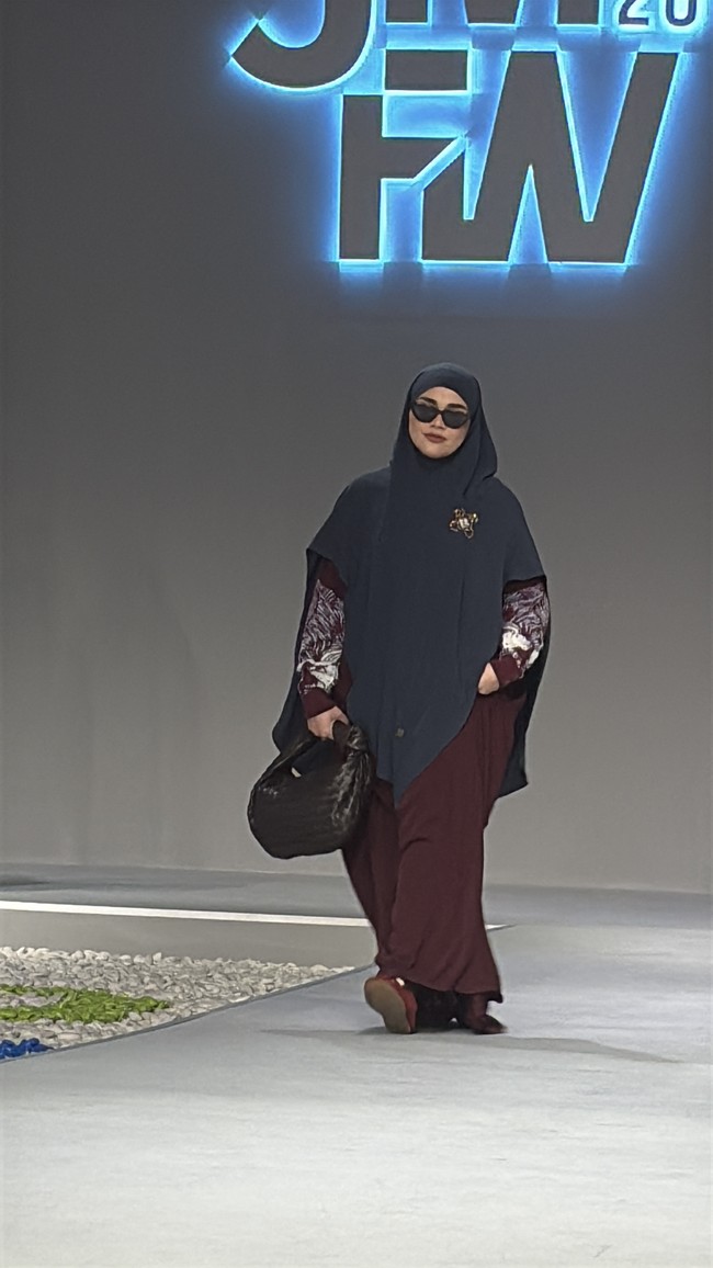Gaya hijab Sivia Azizah di panggung Jakarta Muslim Fashion Week (JMFW) 2026 di Balai Kartini, Jakarta Selatan.