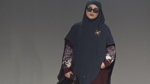 Pelantun Serene itu beberapa waktu belakangan jadi perhatian karena tampilannya saat dipanggung. Sebagai penyanyi, Sivia menuai pujian karena terlihat kece dengan tampilan busana yang tertutup dan syari. Foto: Dok. Jakarta Muslim Fashion Week