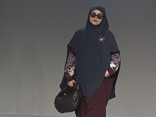 Gaya hijab Sivia Azizah di panggung Jakarta Muslim Fashion Week (JMFW) 2026 di Balai Kartini, Jakarta Selatan.